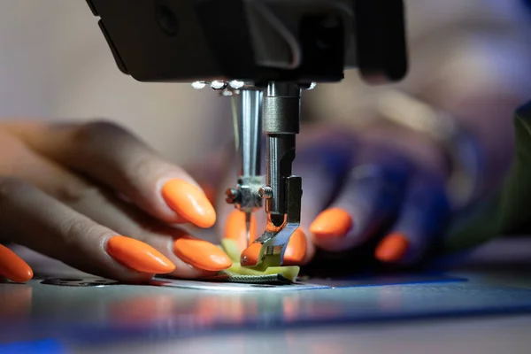 Penjahit wanita bekerja pada jahitan mesin mesin menjahit pola kain untuk pakaian. Industri garmen — Stok Foto