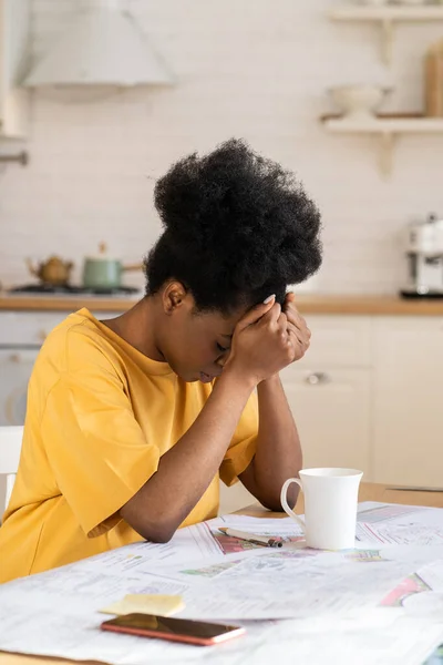 Överväldigad ung kvinna utmattad, overwork afro designer trött på arbete med projekt avlägsen hemma — Stockfoto