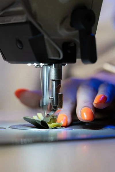 Närbild av kvinnliga skräddare arbete på symaskin stygn tyg mönster för kläder. Klädindustri — Stockfoto
