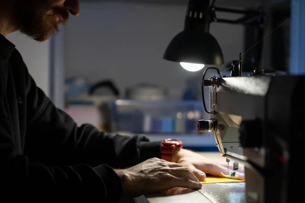 Хипстерский дизайнер шьет на швейной машинке. Творчество в ателье или ателье — стоковое фото
