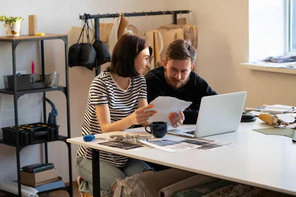 テーラーズチームはアトリエで働いています。デザイナー仕立てのビジネスオーナーは縫製用素材を選ぶ — ストック写真