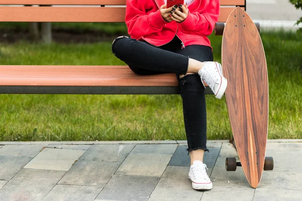 Žena Teenager Sedí Skateboard Nebo Longboard Lavičce Pomocí Chytrého Telefonu — Stock fotografie