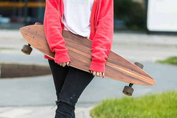 Γυναίκα Έφηβος Θέτει Skateboard Μακρύ Διοικητικό Συμβούλιο Εξωτερικούς Χώρους Αναψυχή — Φωτογραφία Αρχείου