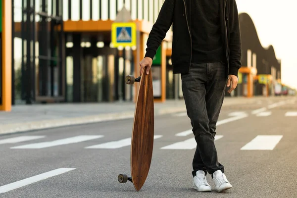 Hombre Hipster Pie Con Monopatín Longboard Aire Libre Imagen Recortada — Foto de Stock