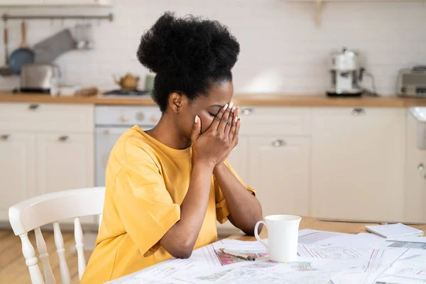 Fáradt afrikai szabadúszó üzletasszony szenved fejfájás stressz munka távolról otthonról kimerült — Stock Fotó