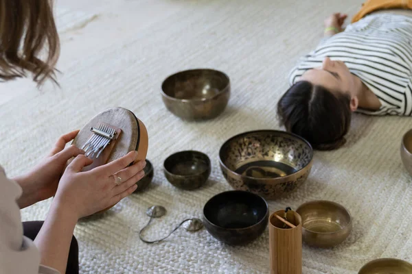 Tibetische Klangschalenmassage und Klangtherapie: traditionelle Nepalmusik für Meditationspraktiken — Stockfoto