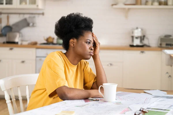 Gelangweilte Afrikanerin hat genug vom Fernstudium, Freiberuflerin sitzt frustriert am heimischen Schreibtisch mit Papieren — Stockfoto