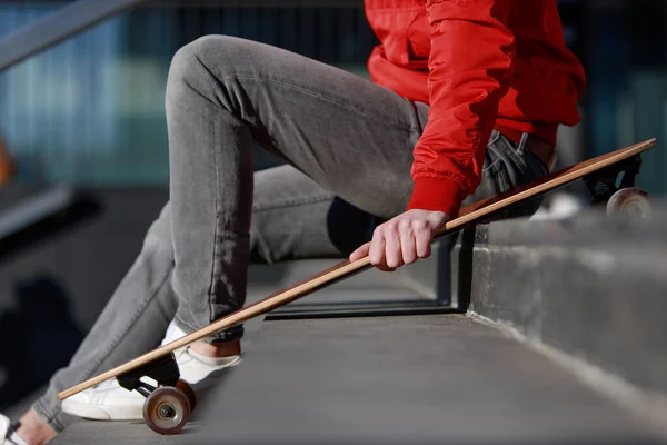 Κομψό Άνθρωπος Longboarder Casual Ρούχα Στηρίζεται Στα Σκαλιά Κάθεται Longboard — Φωτογραφία Αρχείου