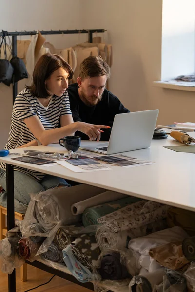 Modedesigner arbeiten im Studio an einem neuen Projekt. Brainstorming der Kleidersammlung im Atelier — Stockfoto