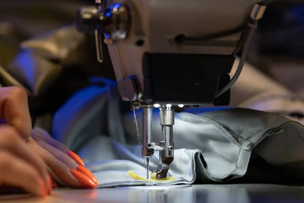 Lavoro di sarta sulla macchina da cucire, primo piano. Donna stilista creare nuova collezione di vestiti — Foto Stock