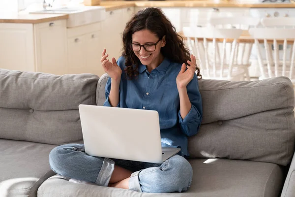 Spannende vrouw, freelancer of werknemer met laptop heeft goed nieuws, lach lees e-mail of bericht op pc — Stockfoto