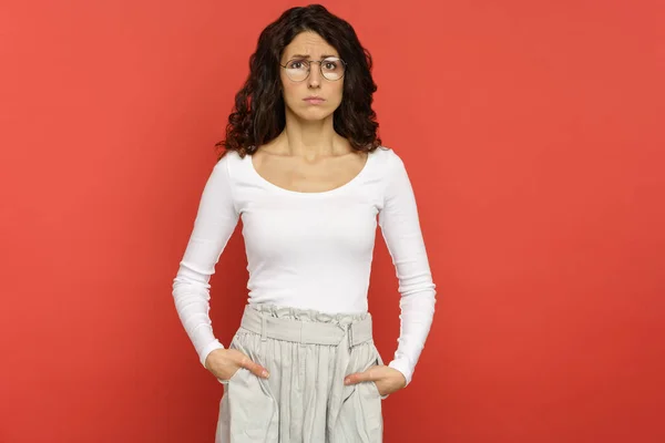 Upprörd ung kvinna i glasögon med problem på jobbet, deprimerad av relationen kris kommer att gråta — Stockfoto