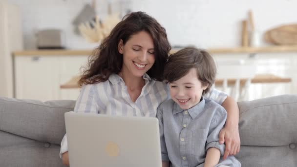 Aprendizaje familiar desde casa: mamá enseña a los niños en edad preescolar a usar la computadora y ver videos divertidos juntos — Vídeo de stock