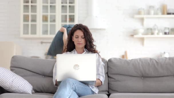 Mãe empresária focada em e-mail de negócios no trabalho laptop atingido por filho distraente com travesseiro — Vídeo de Stock