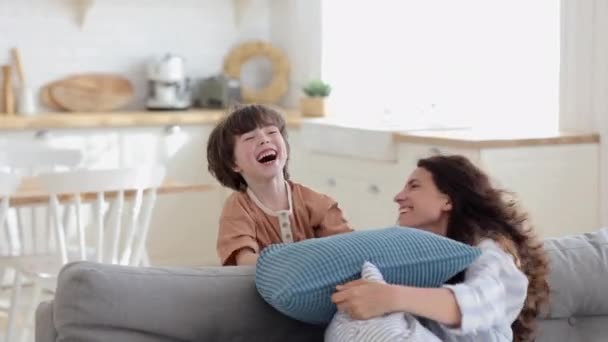 Szczęśliwa, beztroska matka i przedszkolak walczący z poduszką. Wesoła rodzina mamy i dziecka baw się dobrze — Wideo stockowe
