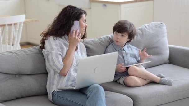 Multitasking ibu bekerja dari rumah membuat panggilan telepon dan membantu anak prasekolah dengan homeschooling di tablet — Stok Video
