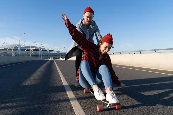 Κομψός άνδρας και γυναίκα πατινάζ σε longboard απολαύσετε το χρόνο μαζί. Αστική μόδα και μοντέρνα δραστηριότητα — Φωτογραφία Αρχείου