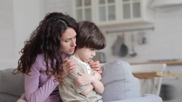 Arg förolämpad förskola barn son sitta med armarna korsade undvika mamma försöker prata med upprörd envis unge — Stockvideo