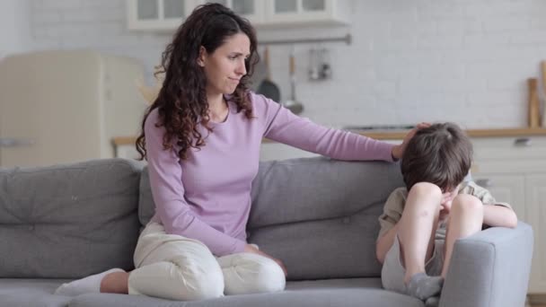 Preocupada madre tratar de abrazar niño molesto, hacer las paces después de un gran malentendido y pelea familiar — Vídeo de stock
