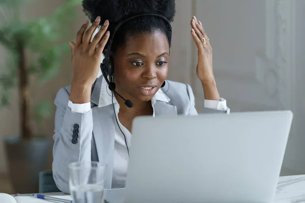 Wütende Mitarbeiterin in Kopfhörer-Mikrofon spricht frustriert mit Klientin in Callcenter-Büro — Stockfoto