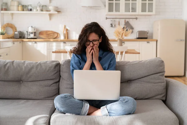 Aufgeregt fröhliche Frau mit Brille lächelnd E-Mail auf Laptop mit guten Nachrichten lesen oder lustige Videos ansehen — Stockfoto