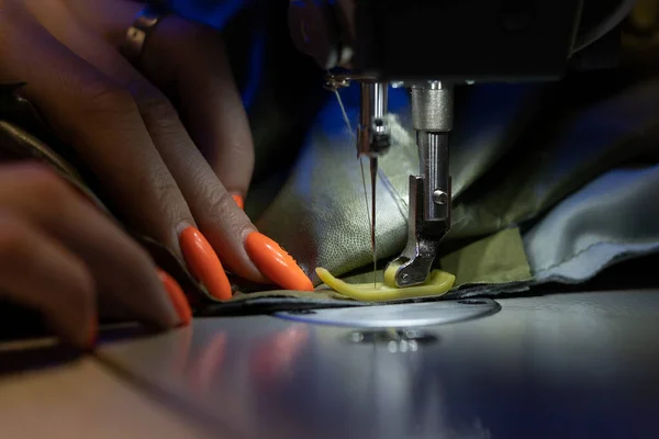 Primo piano del lavoro sarto femminile sul cucito modelli di tessuto punto macchina per i vestiti. Industria dell'abbigliamento — Foto Stock