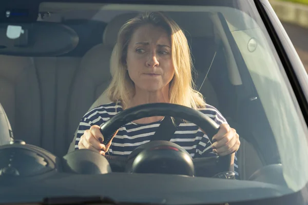 Стресс девушка водит свою машину в первый раз, пытается избежать автомобильной аварии очень нервный и напуганный — стоковое фото