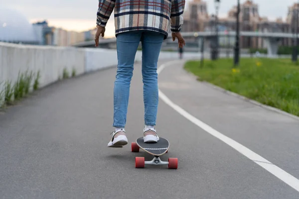 Γυναίκα surfing δρόμο της πόλης για skateboard σε εξωτερικούς χώρους. Μικτή φυλή Αφρικής casual γυναίκα ιππασία longboard — Φωτογραφία Αρχείου