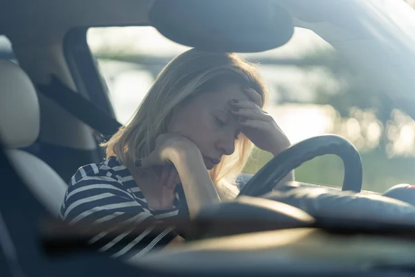 Meisje bestuurder twijfelachtig verward over moeilijke beslissing, lijden aan burn-out, levenscrisis — Stockfoto