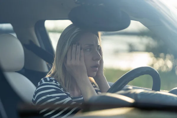 Bang vrouw zit aan de bestuurdersstoel in de auto bang om te rijden. Angst vrouwelijk rijdend voertuig van middelbare leeftijd — Stockfoto