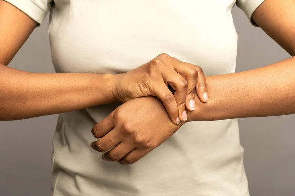 Zwarte vrouwelijke armen masseren pijnlijke pols die lijdt aan zwakte en tintelingen. Ziekte van sportblessures — Stockfoto
