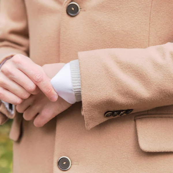 Close Van Mens Gekleed Vele Lagen Kleding Beige Wollen Jas — Stockfoto