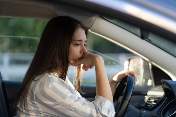 喝醉了的女孩开车。坐在头痛或交接处的车上的疲惫的年轻女性 — 图库照片