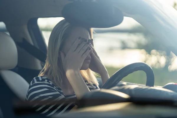 Stresszes nő sír a kocsiban. Középkorú női sofőr arccal a kézben, fél vezetni baleset után. — Stock Fotó