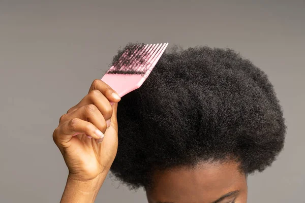 Afrikai amerikai nő fésüli a göndör haját. Etnikai női kézfogás hajkefe hullámos afro frizura — Stock Fotó