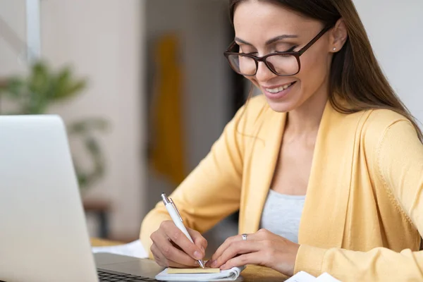 Kvinnliga student studie hemifrån med bärbar dator titta på utbildningsvideo eller e-lärande kurser — Stockfoto