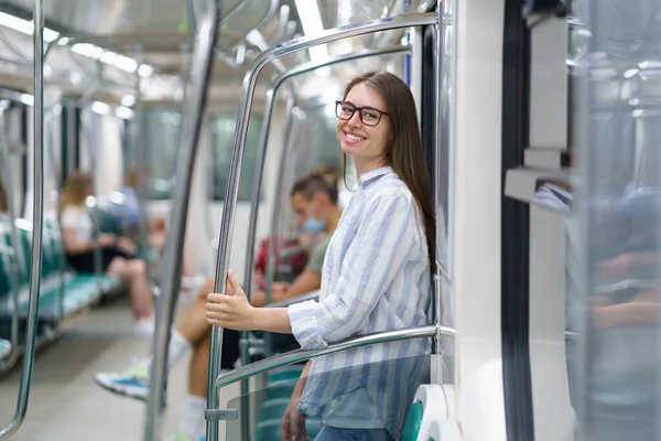 Feliz joven chica dentro metro vagón estudiante volver a casa de un examen exitoso en la universidad — Foto de Stock