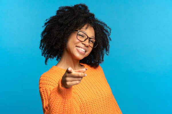 Vrolijk Afrikaans-Amerikaans meisje met een wijsvinger die jou lachend kiest. Functieaanbod, loopbaanconcept — Stockfoto