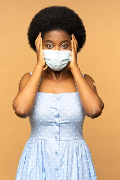 Rädd afrikansk kvinna i medicinsk mask rädd för vaccination och vaccinering med coronavirus — Stockfoto