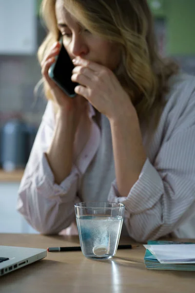 Sjuk kvinna som håller mousserande vatten glas med lösa brusande aspirin piller tar medicin — Stockfoto