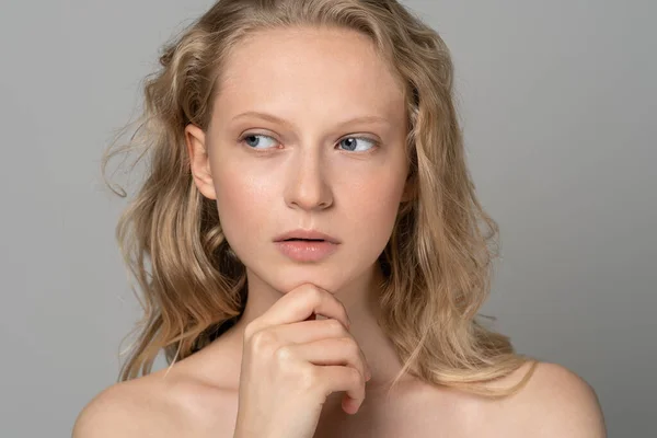 Schoonheidsvrouw gezicht portret met blauwe ogen, krullend haar. Spa model meisje met perfecte frisse schone huid. — Stockfoto