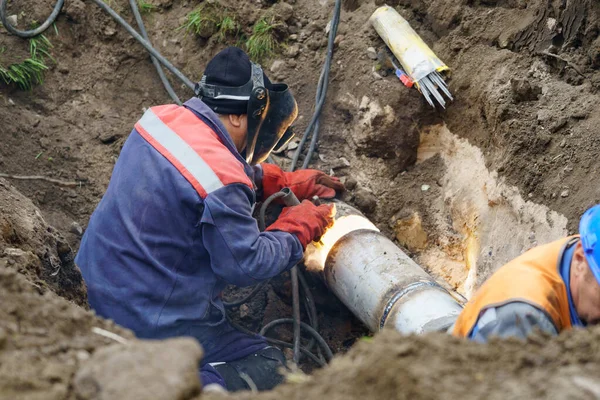 Travailleur utilitaire fixant conduite d'eau cassée. Concept de réparation de tuyaux d'égout. — Photo