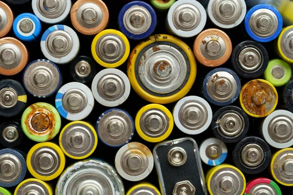 Vista superior cercana de la batería usada. Concepto electrónico de residuos peligrosos. Fondo de baterías — Foto de Stock