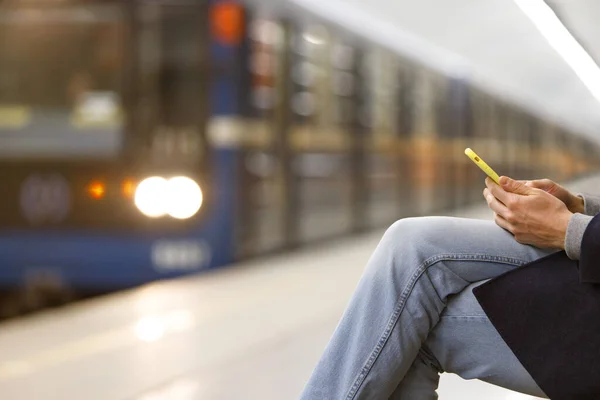 Primer Plano Las Manos Masculinas Utilizando Teléfono Celular Teléfono Inteligente — Foto de Stock