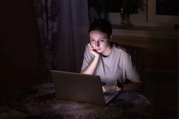 Vrouwelijke Freelancer Die Avonds Laat Thuis Laptop Werkt Sociale Media — Stockfoto