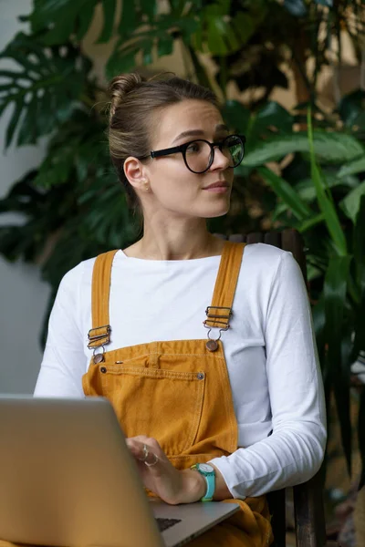 Mały właściciel firmy lub freelancer ogrodnik dziewczyna pracy zdalnie korzystać z laptopa do komunikacji z klientem — Zdjęcie stockowe