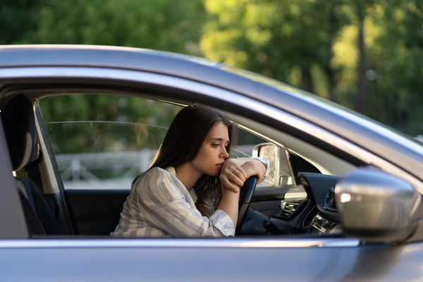 Autista sensazione di dubbio confuso sulla decisione difficile, soffre di burnout, crisi di vita — Foto Stock