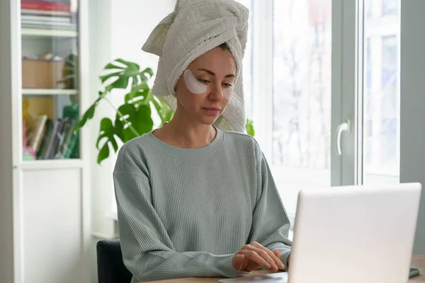 Manhã de mulher de negócios que trabalha do escritório de casa: mulher com toalha na cabeça e remendos usam o computador portátil — Fotografia de Stock