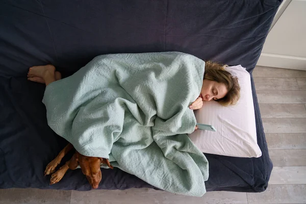 Boldogtalan síró nő olvasta üzenet ex-barátja feküdt kanapén takaró kutyával borított — Stock Fotó