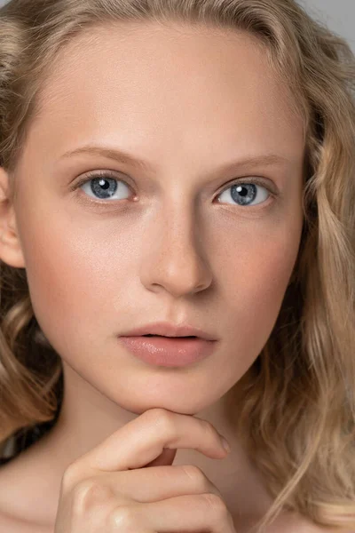 Szépség nő arc portré kék szemekkel, göndör haj. Spa modell lány tökéletes friss tiszta bőr. — Stock Fotó
